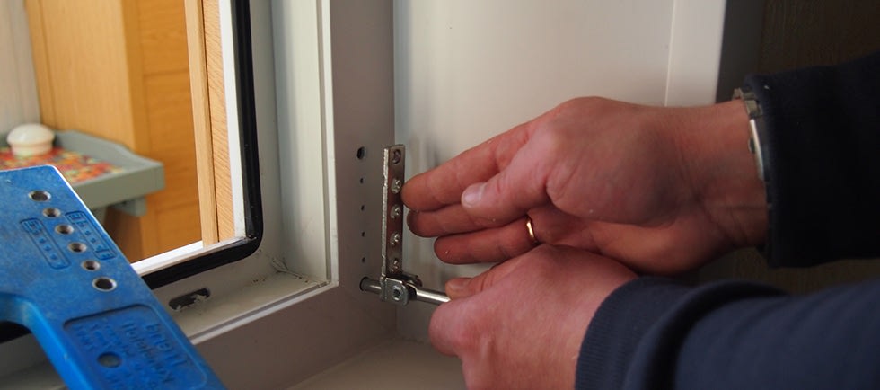 Ремонт оконных систем Rehau