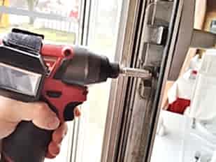 Регулировка заедающей фурнитуры