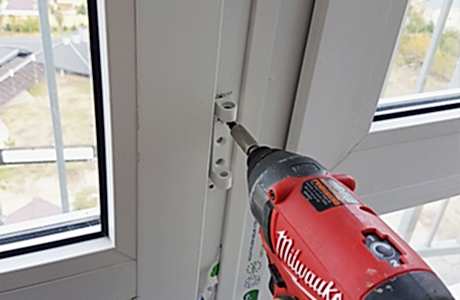 Замена петли пластиковой двери Замена петли пластиковой двери