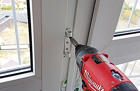 Замена петли пластиковой двери Замена петли пластиковой двери