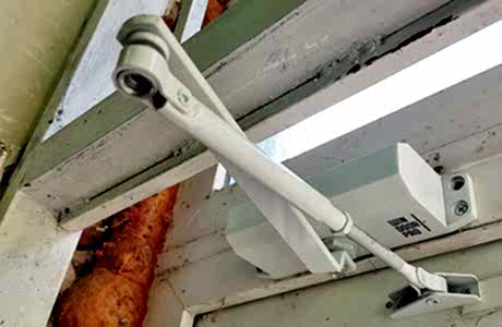 Доводчик открывания на двери Доводчик открывания на двери