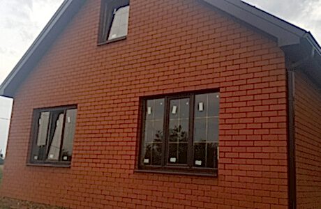 Монтаж окон из коричневого ПВХ-профиля Монтаж окон из коричневого ПВХ-профиля