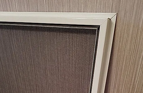 Монтаж произведенной москитной сетки Монтаж произведенной москитной сетки