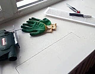 Установка вентиляционной решетки в подоконник
