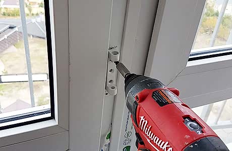 Замена петли пластиковой двери Замена петли пластиковой двери