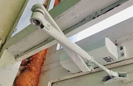 Доводчик открывания на двери Доводчик открывания на двери