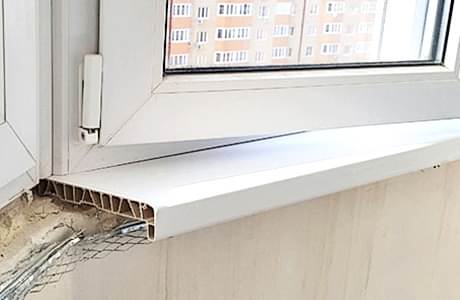Установка ПВХ подоконника на лоджию Установка ПВХ подоконника на лоджию