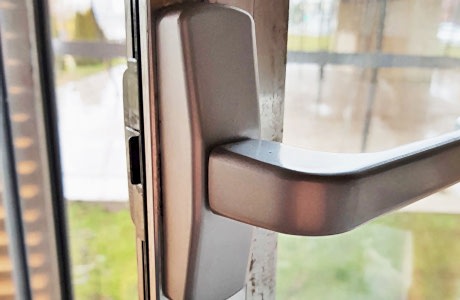 Замена редуктора и ручки на алюминиевом окне Замена редуктора и ручки на алюминиевом окне