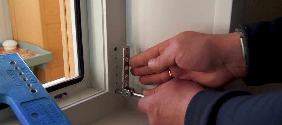 Ремонт оконных систем Rehau