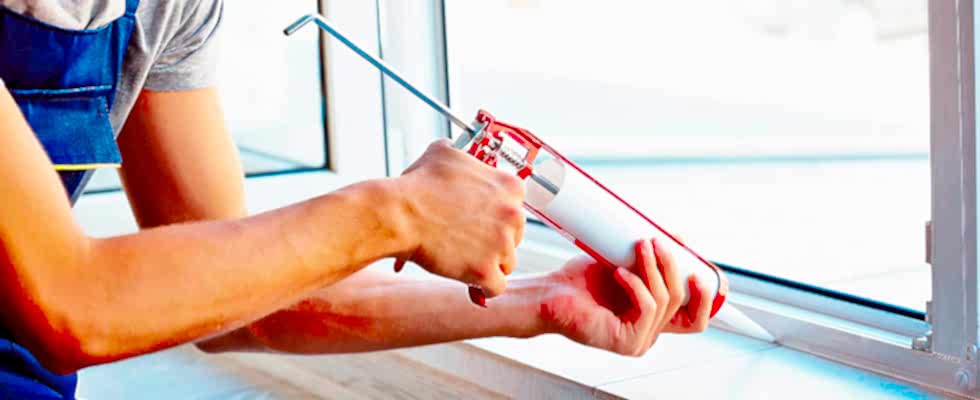 дует из окна