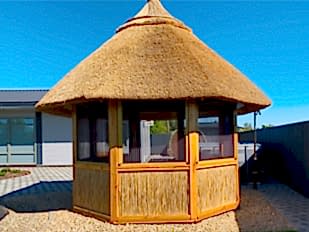 Установка москитной сетки плиссе в беседке