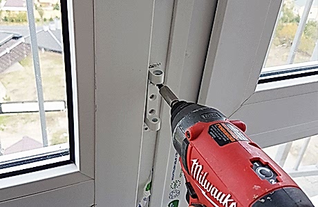 Замена петли пластиковой двери Замена петли пластиковой двери