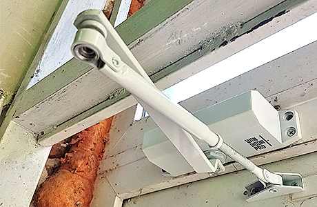 Доводчик открывания на двери Доводчик открывания на двери