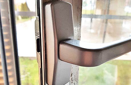 Замена редуктора и ручки на алюминиевом окне Замена редуктора и ручки на алюминиевом окне