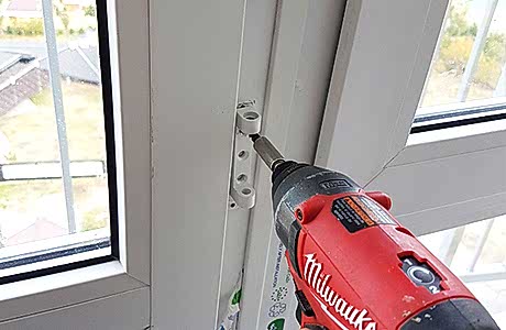 Замена петли пластиковой двери Замена петли пластиковой двери