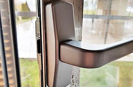 Замена редуктора и ручки на алюминиевом окне Замена редуктора и ручки на алюминиевом окне