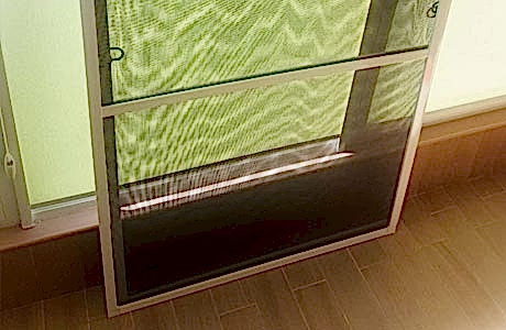 Установка трёх москитных сеток на балкон Установка трёх москитных сеток на балкон