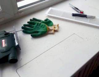 Установка вентиляционной решетки в подоконник