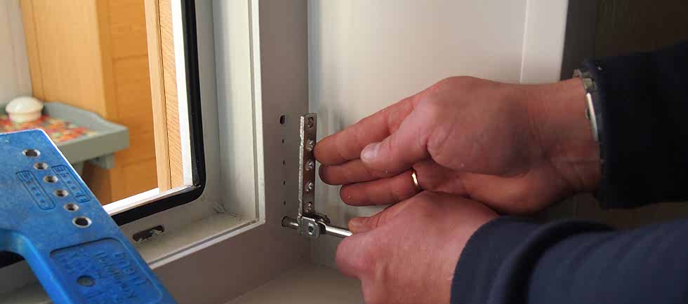 Ремонт оконных систем Rehau