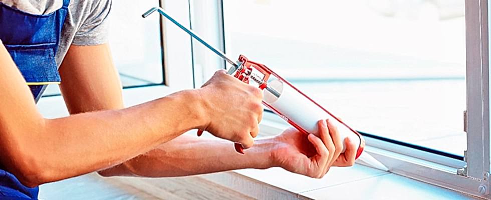 дует из окна