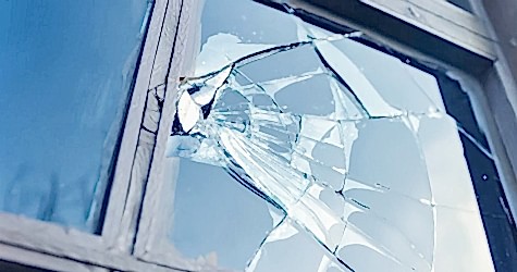 Разбитое стекло в окне
