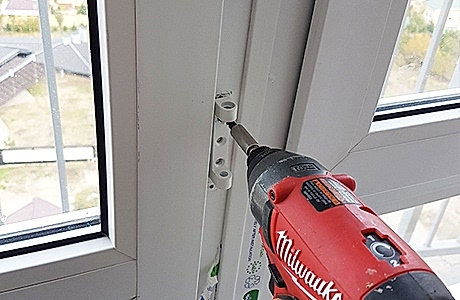 Замена петли пластиковой двери Замена петли пластиковой двери