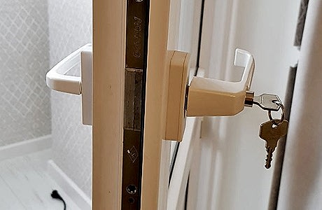 Установка балконной ручки Установка балконной ручки