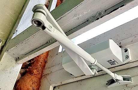 Доводчик открывания на двери Доводчик открывания на двери