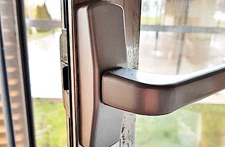 Замена редуктора и ручки на алюминиевом окне Замена редуктора и ручки на алюминиевом окне