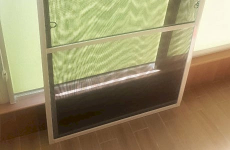 Установка трёх москитных сеток на балкон Установка трёх москитных сеток на балкон