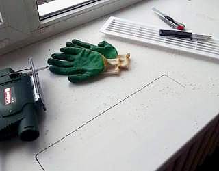 Установка вентиляционной решетки в подоконник