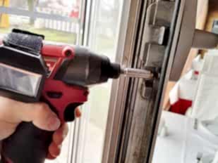 Регулировка заедающей фурнитуры