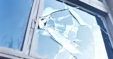 Разбитое стекло в окне