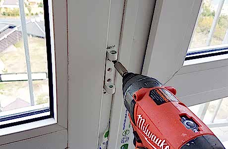 Замена петли пластиковой двери