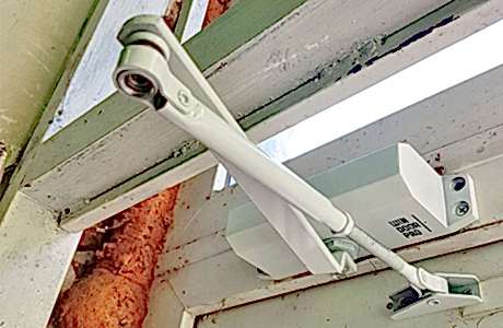 Доводчик открывания на двери