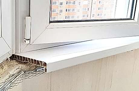 Установка ПВХ подоконника на лоджию