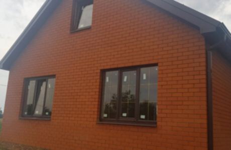 Монтаж окон из коричневого ПВХ-профиля