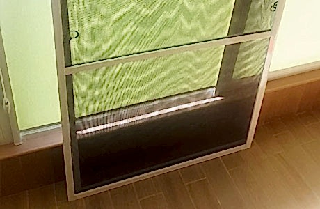 Установка трёх москитных сеток на балкон