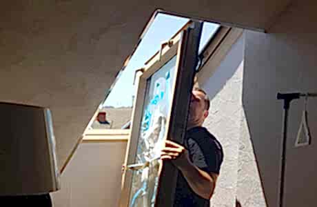 Замена оконного стеклопакета в мансарде